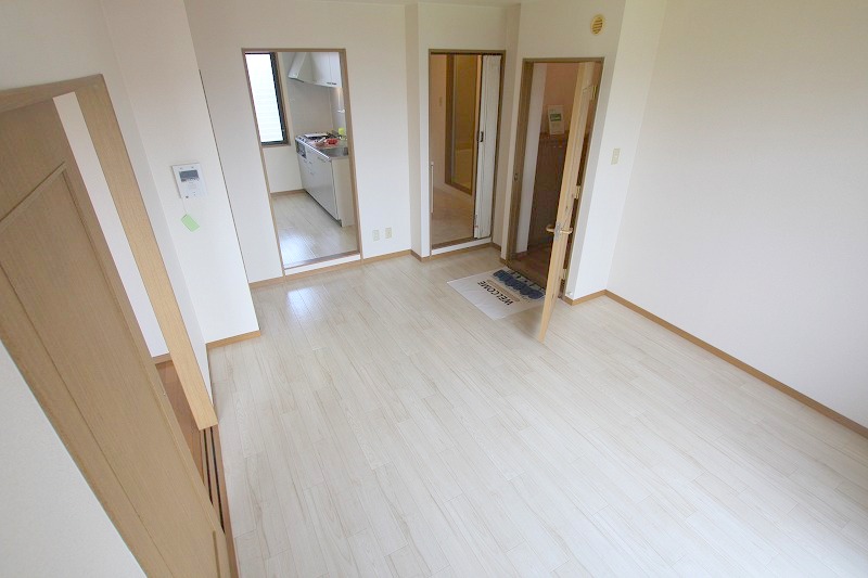 居室・リビング　白を基調とした明るいお部屋です♪
