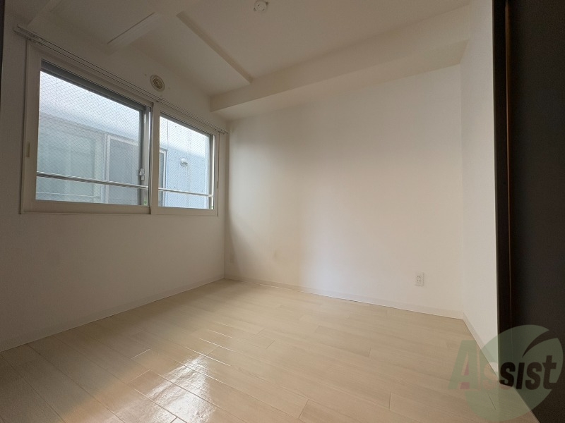 その他部屋・スペース　寝室はこちらです。光が差し込む、温かみのあるお部屋です。