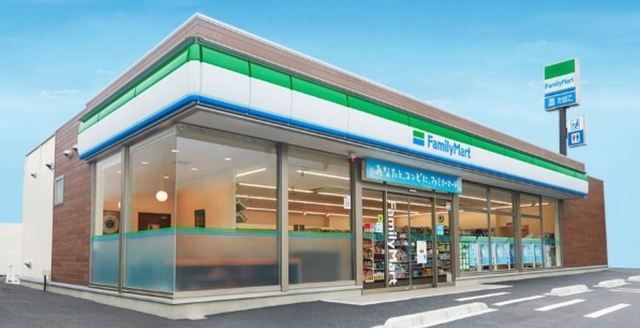 コンビニ　ファミリーマート東神奈川東口店（コンビニ）まで752m