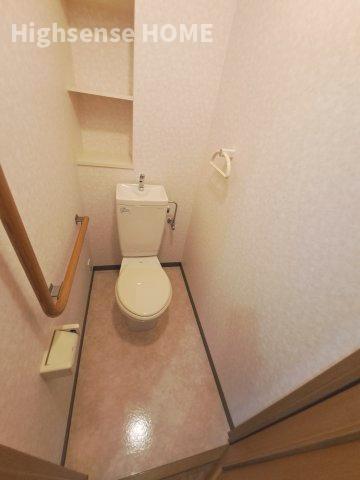 トイレ　落ち着いた色調のトイレです