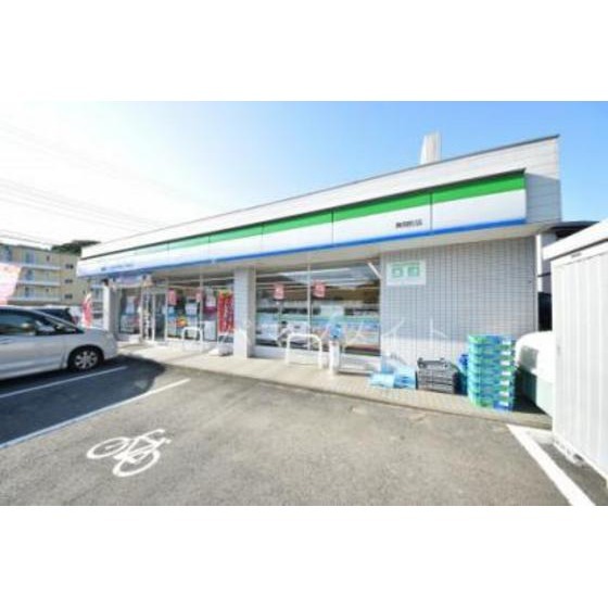 コンビニ　ファミリーマート横浜舞岡町店（コンビニ）まで740m