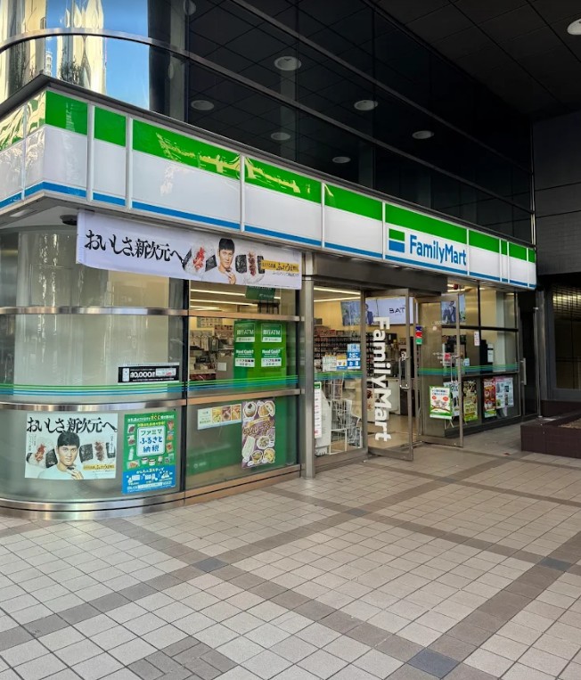 コンビニ　ファミリーマート芝二丁目店（コンビニ）まで127m