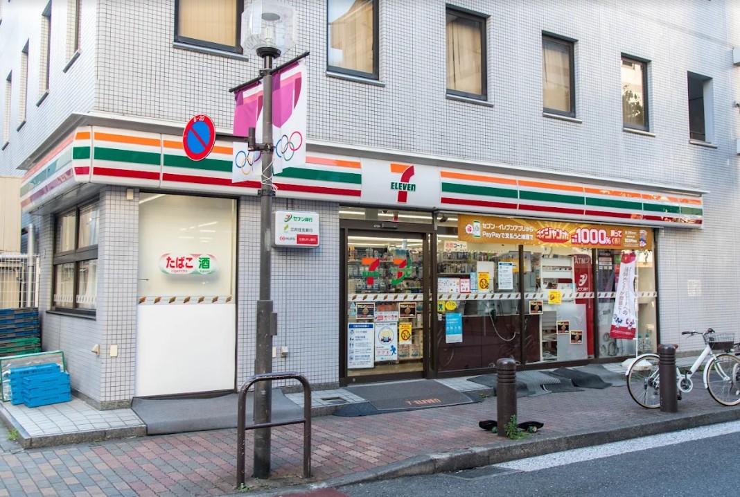 コンビニ　セブンイレブン港区芝2丁目店（コンビニ）まで155m