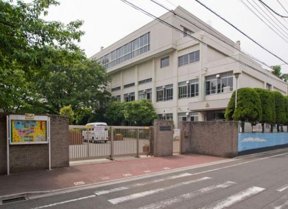 小学校　川口市立東領家小学校（小学校）まで758m