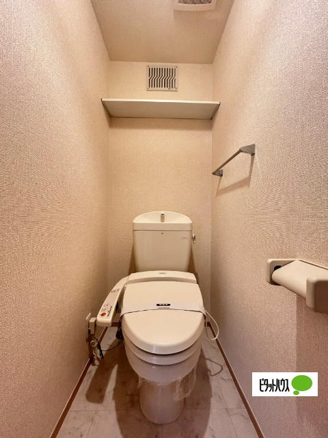 トイレ　別部屋の写真となります