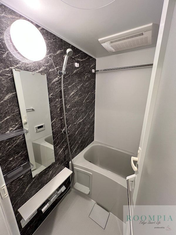 バス・シャワールーム　※同タイプの別のお部屋です。