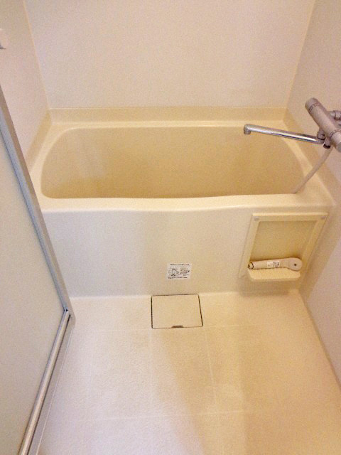 バス・シャワールーム　収納もある玄関です