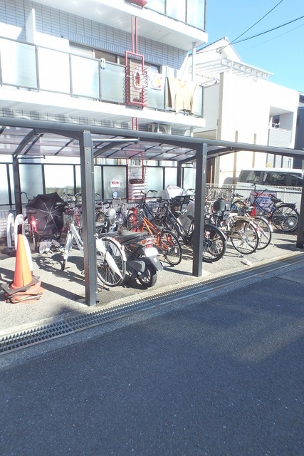 南海高野線 金剛駅 バス乗車時間：13分 最寄りバス停で下車 徒歩9分 3階建 築38年の外観写真