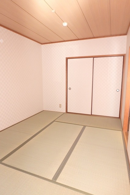 南海高野線 金剛駅 バス乗車時間：13分 最寄りバス停で下車 徒歩9分 3階建 築38年の内装写真