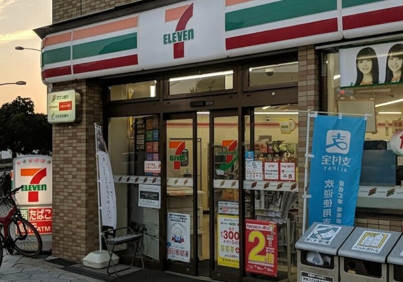 コンビニ　セブンイレブン大阪新町4丁目店（コンビニ）まで135m