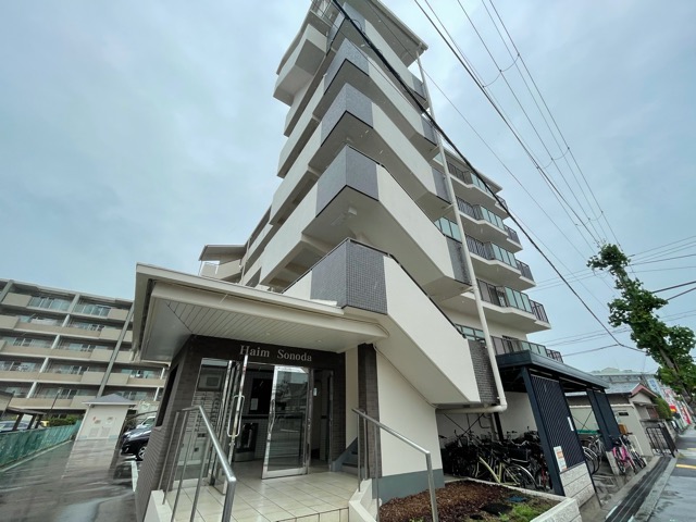建物外観　宅配ボックス付きで不在時にも便利♪