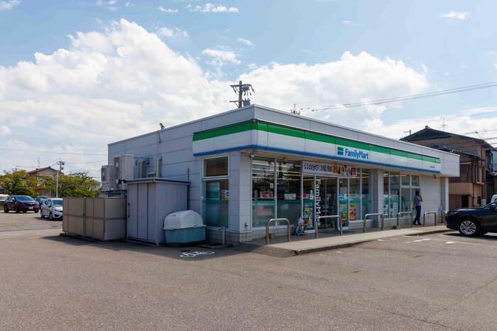 コンビニ　ファミリーマート金沢諸江町店（コンビニ）まで351m