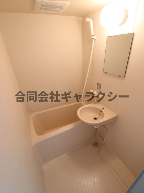 バス・シャワールーム　清潔感のあるバスルーム