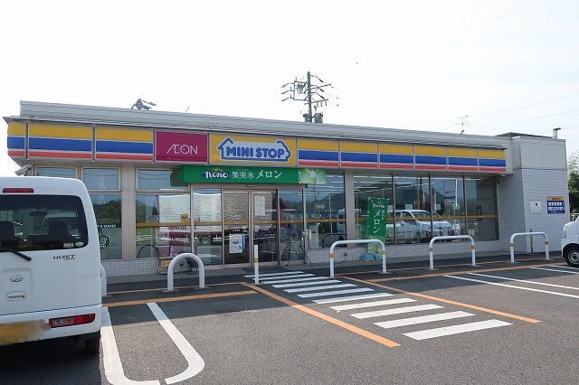 コンビニ　ミニストップ（コンビニ）まで700m