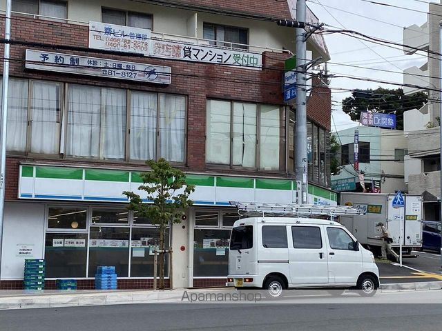 コンビニ　ファミリーマート（コンビニ）まで685m