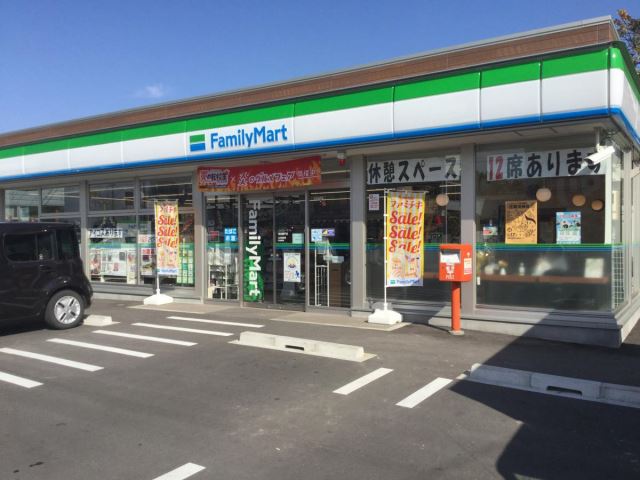 コンビニ　ファミリーマート（コンビニ）まで550m