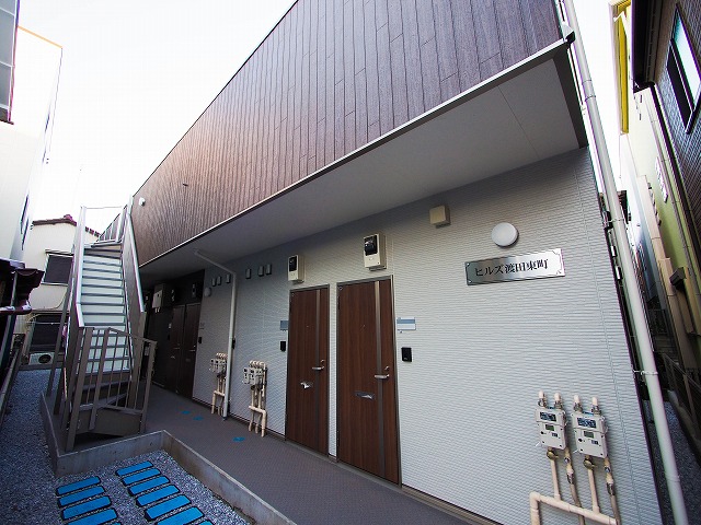 建物外観　シンプルで落ち着いたデザインの外観です