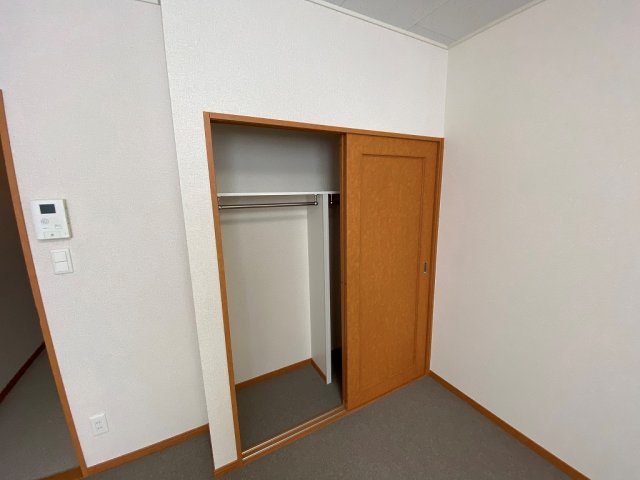 収納　居室：１Fはフローリング　2Fは絨毯