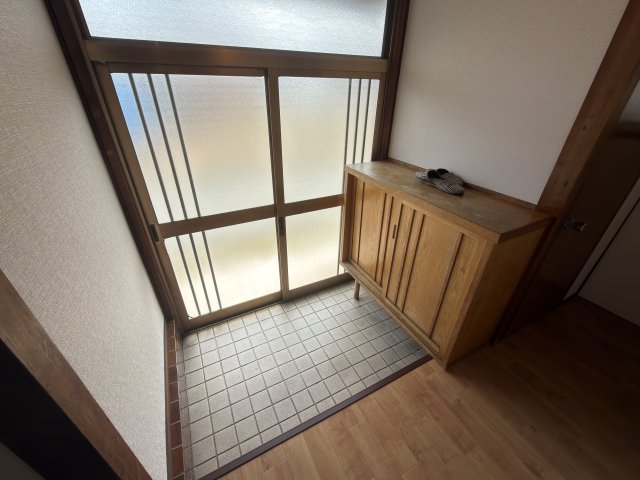 中島一戸建の玄関写真
