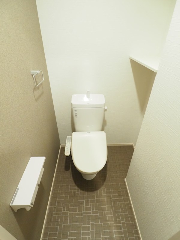 トイレ　棚があって便利です。