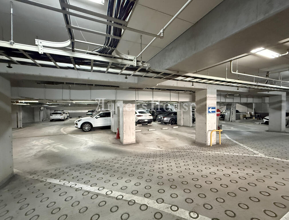 駐車場　地下平置き駐車場完備（別途費用）