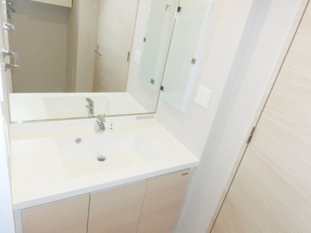 洗面設備　★鏡も大きく使いやすい独立洗面台となっております★