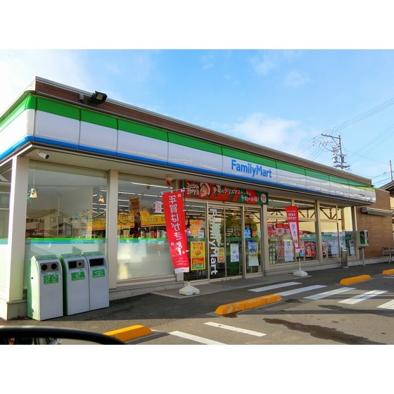 コンビニ　ファミリーマート中野東吉田店（コンビニ）まで271m