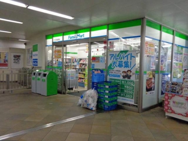 コンビニ　ファミリーマート（コンビニ）まで350m