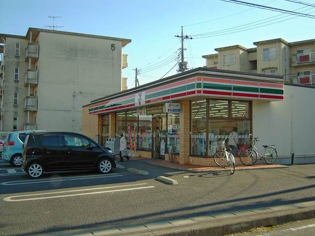 コンビニ　セブンイレブン（コンビニ）まで730m