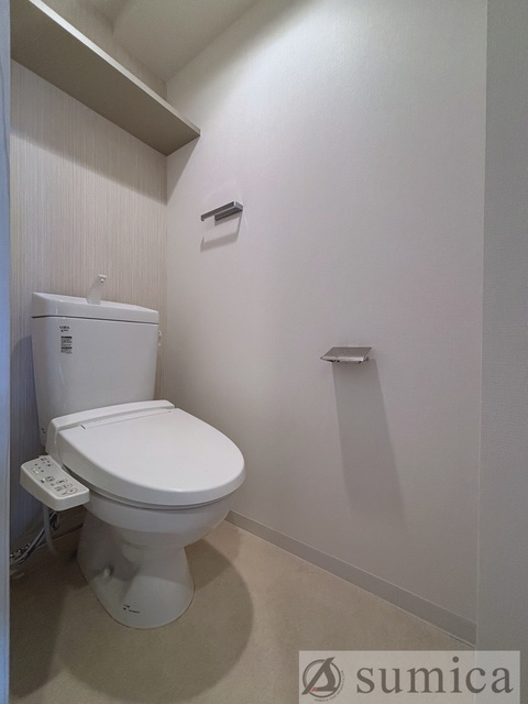 トイレ　人気アイテムの温水洗浄便座。清潔感のあるトイレです。