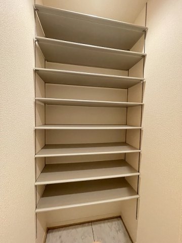 玄関　奥行きのあるシューズクロークで玄関すっきり片付きます☆靴だけ