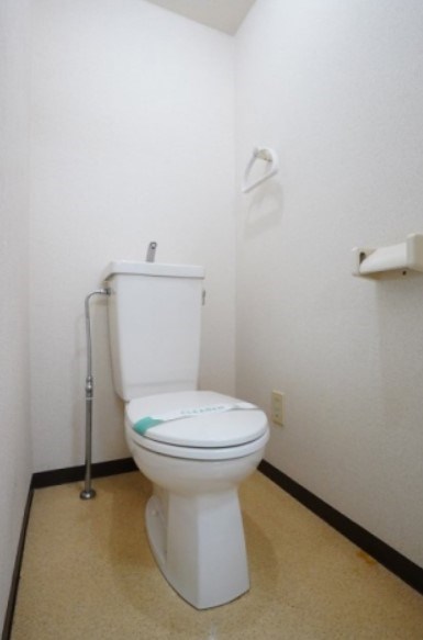 東京メトロ丸ノ内線 新中野駅 徒歩2分 4階建 築36年のトイレ写真