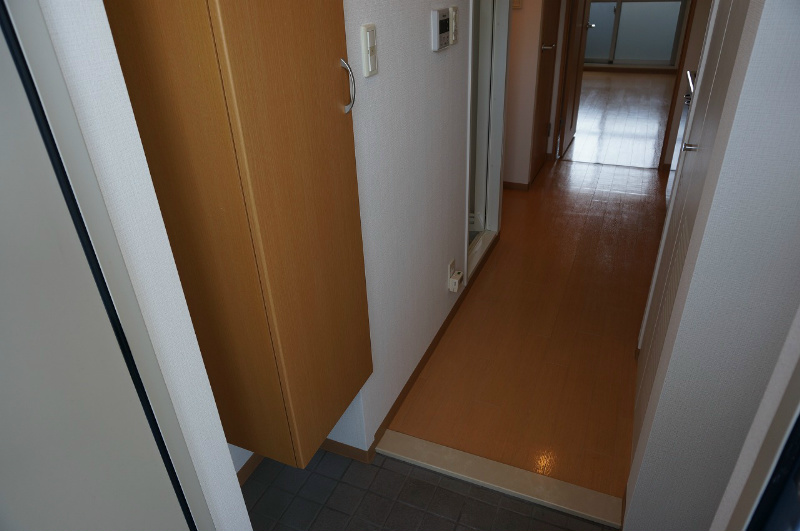 玄関　玄関から廊下。シューズボックス有