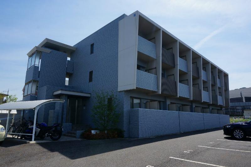 建物外観　鉄筋コンクリート造3階建てマンション