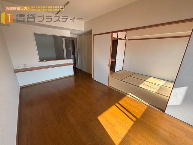 ＪＲ総武線 本八幡駅 バス乗車時間：13分 最寄りバス停で下車 徒歩4分 5階建 築31年の居間写真