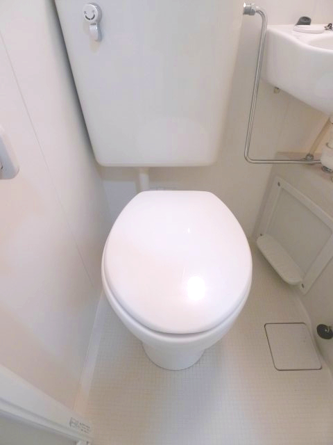 地下鉄名港線 六番町駅 徒歩9分 4階建 築41年のトイレ写真