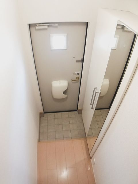 東北新幹線 くりこま高原駅 バス乗車時間：17分 最寄りバス停で下車 徒歩4分 2階建 築16年の玄関写真
