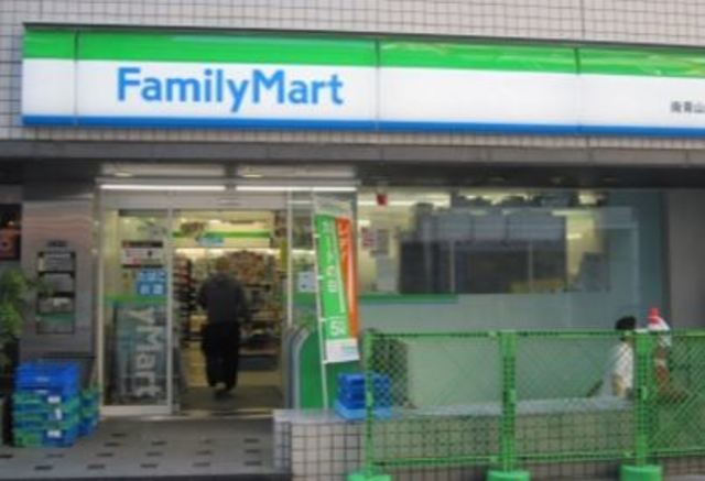 コンビニ　ファミリーマート南青山七丁目店（コンビニ）まで667m