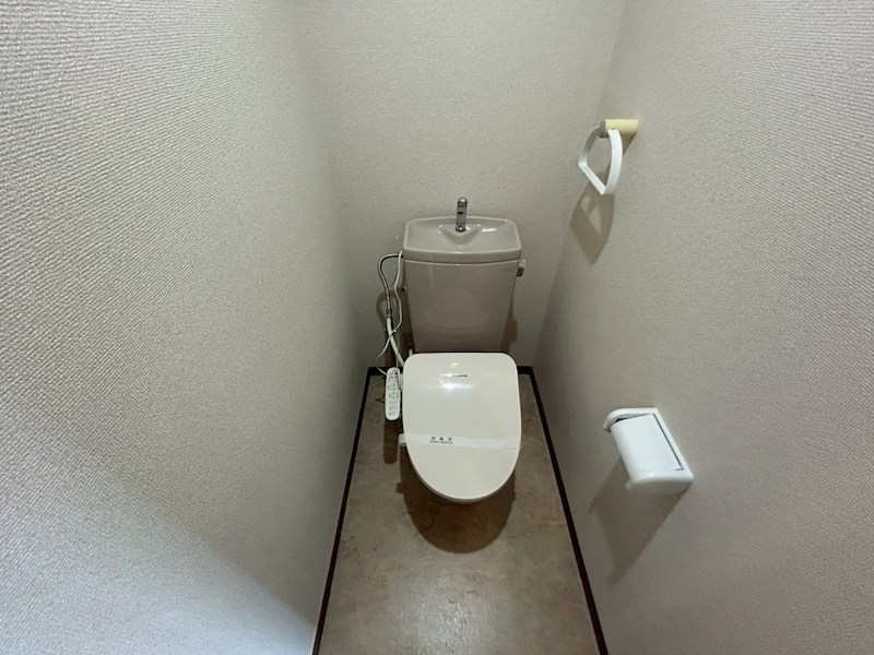 京王線 仙川駅 徒歩20分 3階建 築28年のトイレ写真