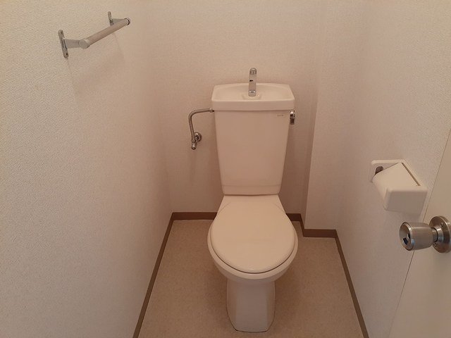トイレ　落ち着いた色調のトイレです