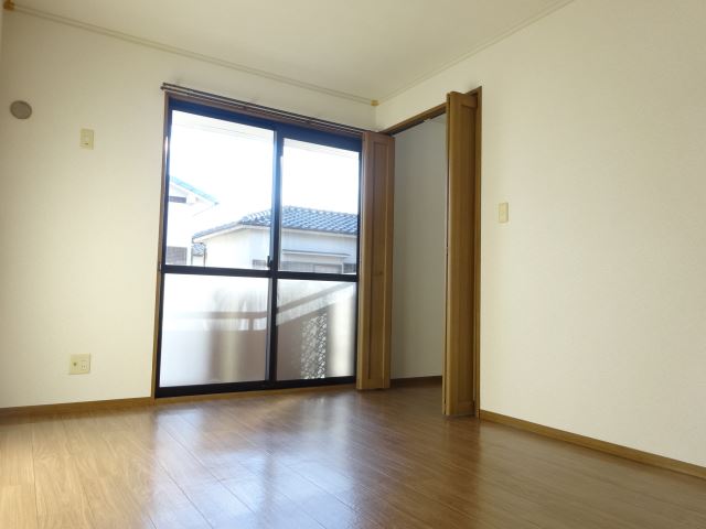 その他部屋・スペース　日当たり良好の洋室。