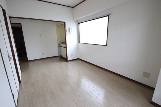 クレセント小町の居間写真