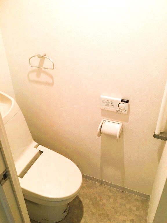 京急本線 大森町駅 徒歩5分 3階建 築16年のトイレ写真