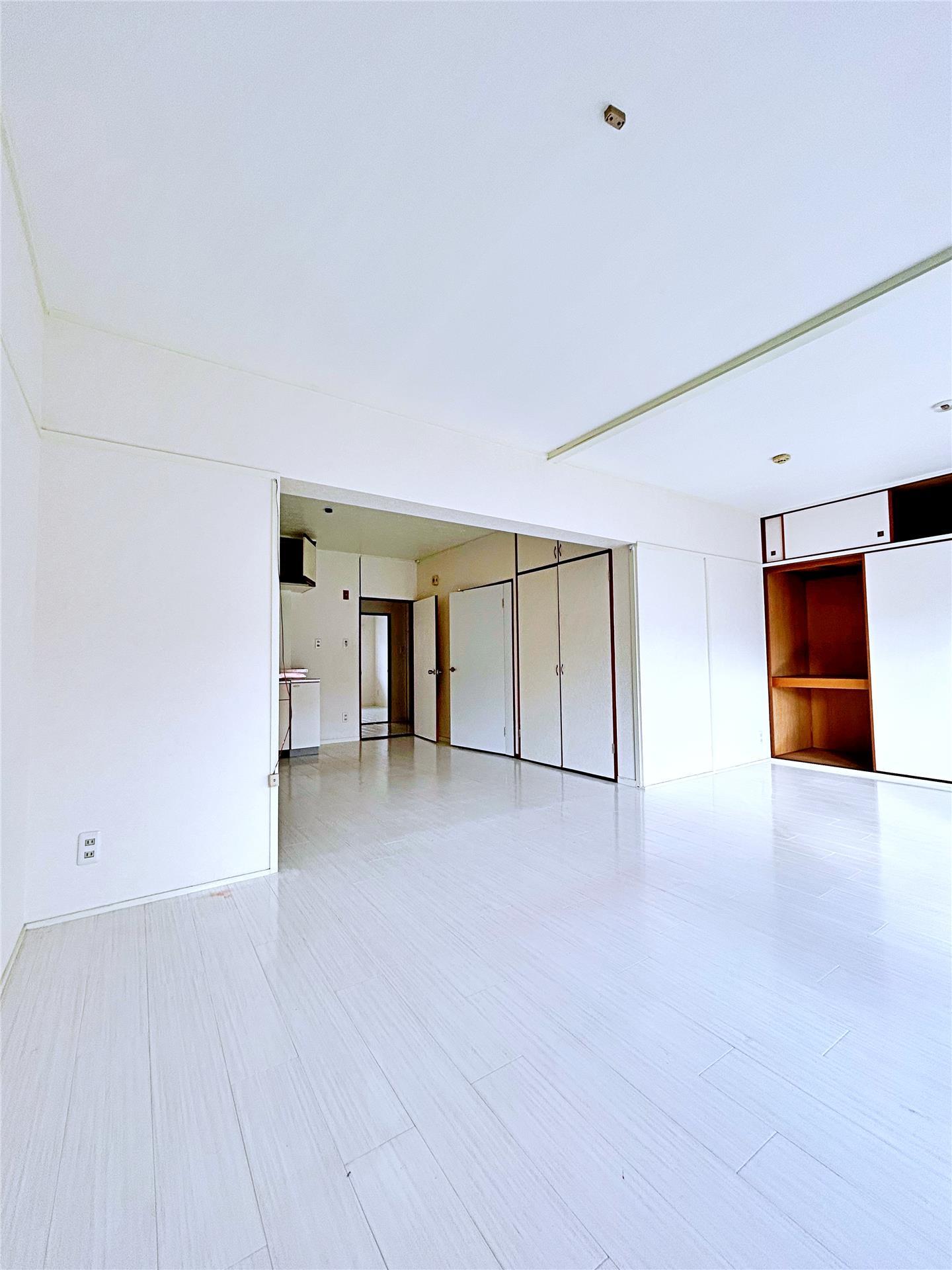 エメラルドマンション南小倉C棟の居間写真