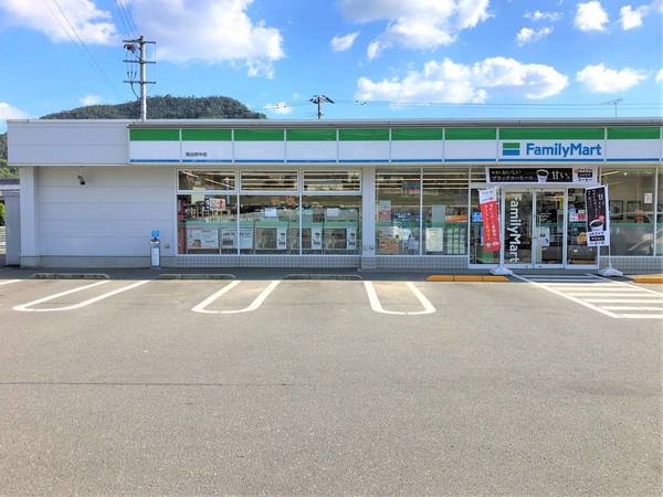 コンビニ　ファミリーマート坂出府中店（コンビニ）まで1800m