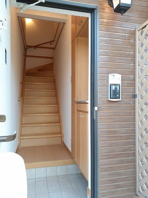 ＪＲ東海道本線 六合駅 バス乗車時間：17分 最寄りバス停で下車 徒歩8分 2階建 築19年の玄関写真