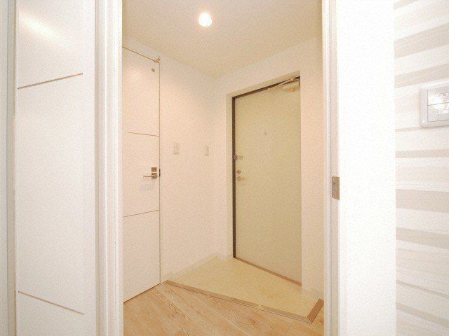 玄関　※写真は別号室です。