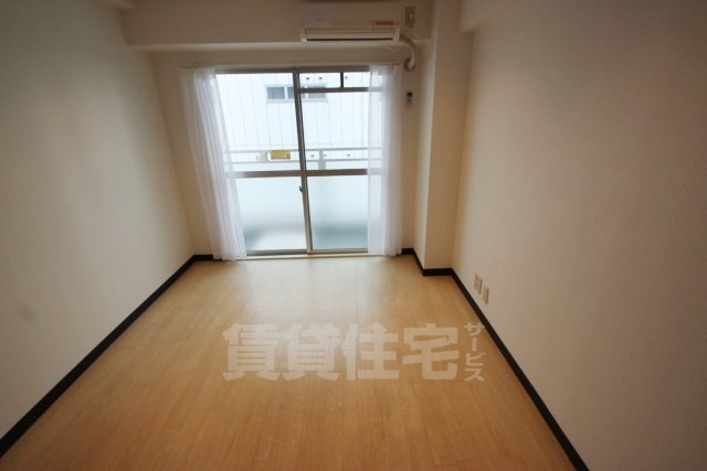 レアレア梅田3番館の居間写真