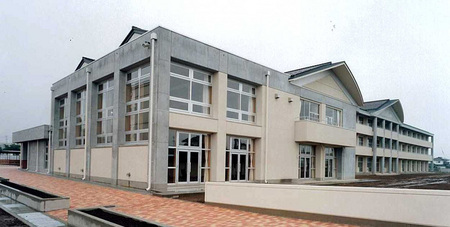 中学校　佐久市立野沢中学校（中学校）まで958m