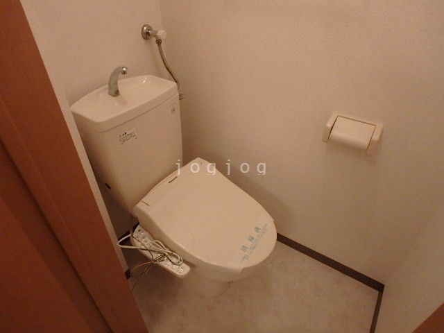 トイレ　嬉しい温水洗浄便座付きのトイレです。